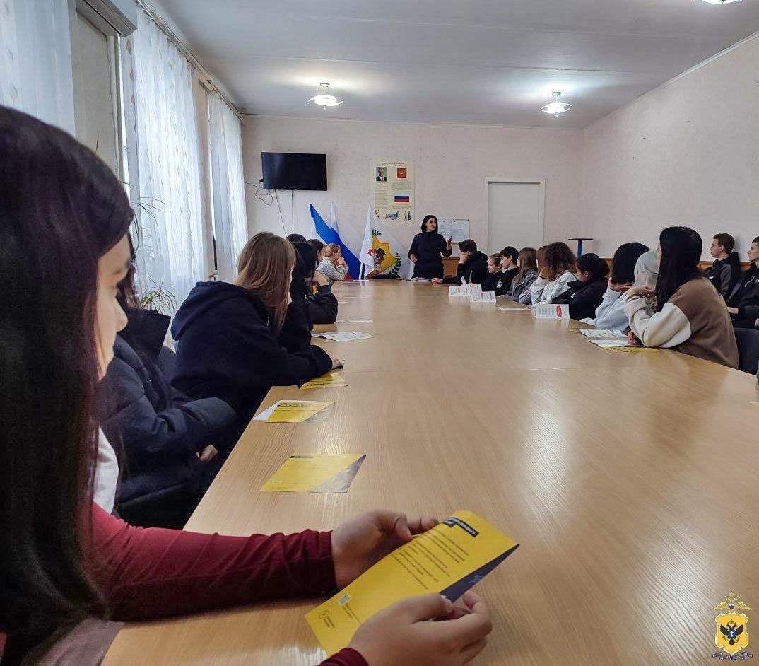 Сотрудники полиции из Генического отдела провели профилактическую беседу со студентами техникума сферы обслуживания