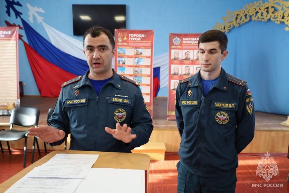 Школьники узнали, как можно стать спасателями Школьники узнали, как можно стать спасателями