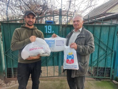 Активисты из ТОС "Мечта" доставили на дом гуманитарную помощь для малообеспеченных жителей Каховки