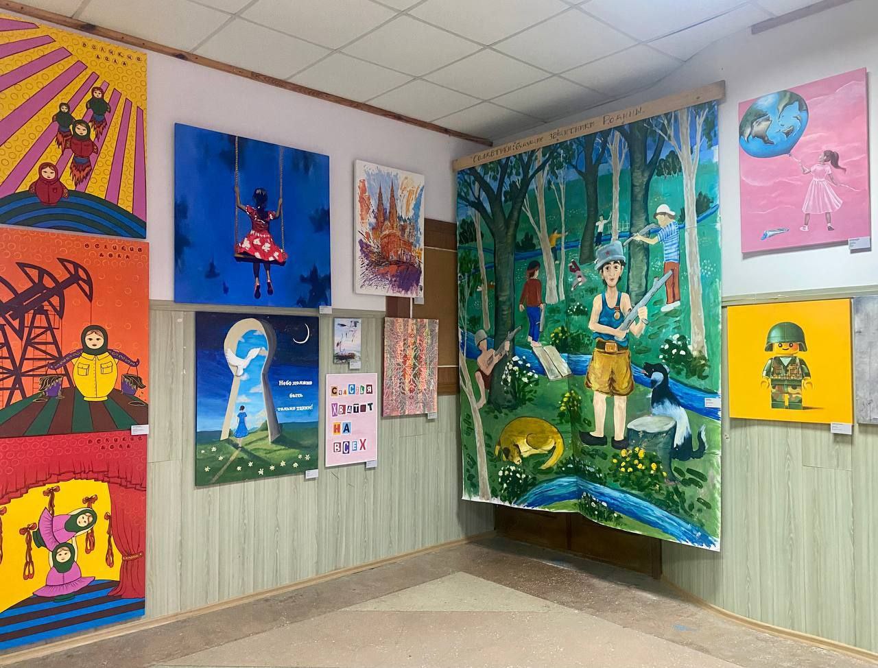 В Скадовске открылась выставка «Искусство и мир: Великая победа жизни», где представлены полотна живописцев со всего мира, посвященные теме войны и мира В Скадовске открылась выставка «Искусство и мир: Великая победа жизни», где представлены полотна живописцев со всего мира, посвященные теме войны и мира