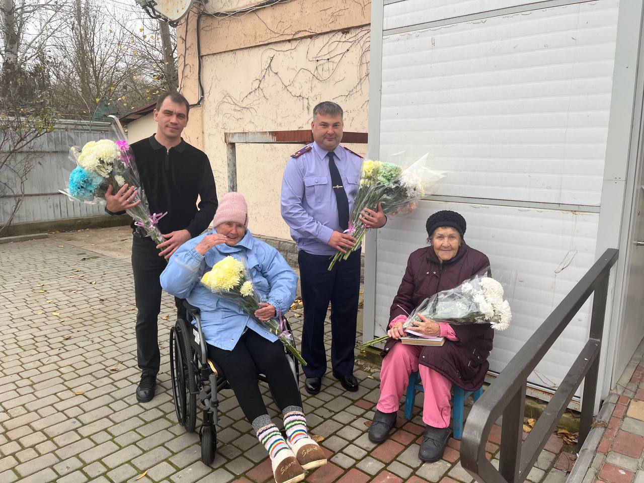 Коммунисты поздравили женщин области с самым теплым и добрым праздником Коммунисты поздравили женщин области с самым теплым и добрым праздником