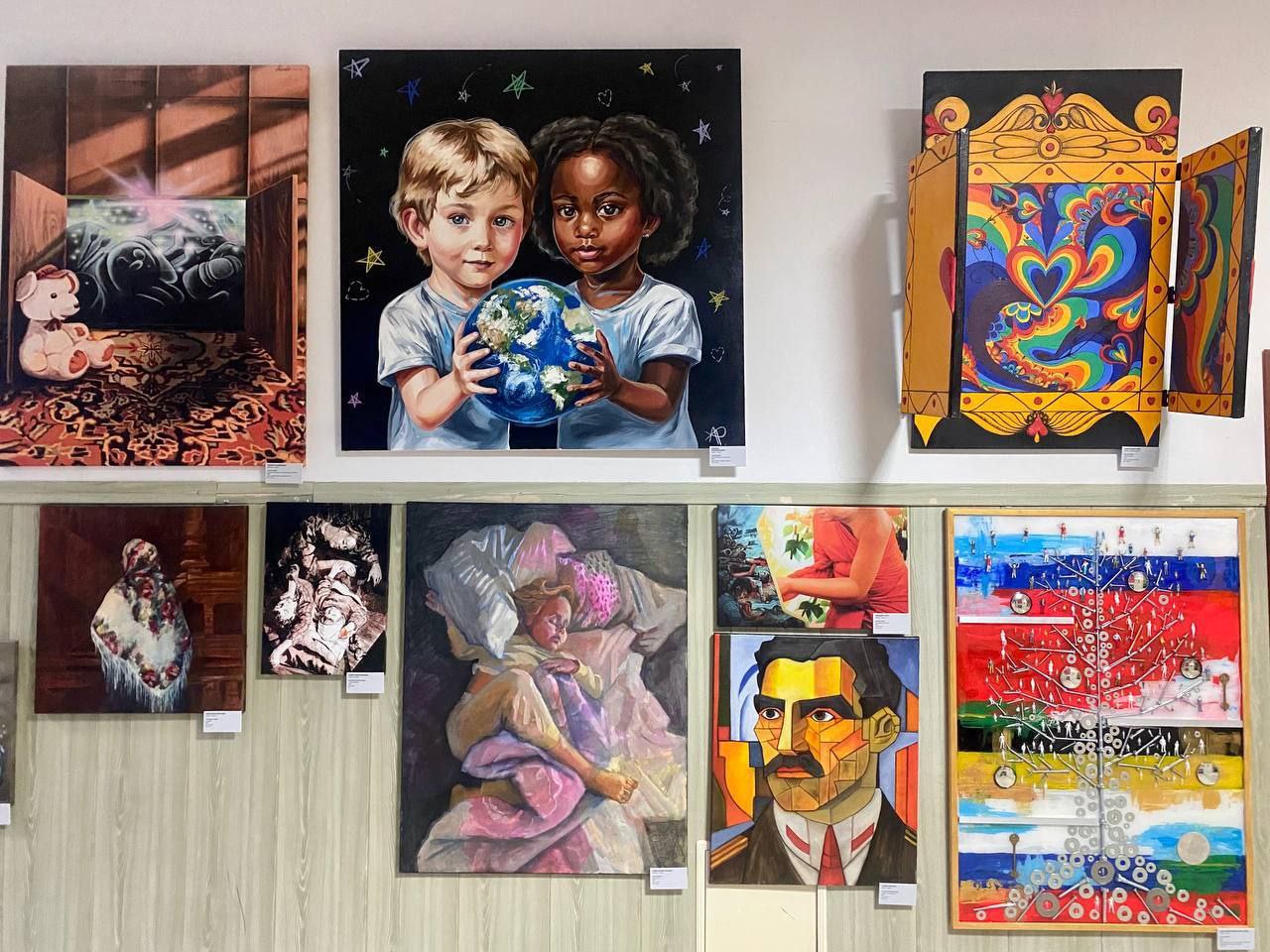 В Скадовске открылась выставка «Искусство и мир: Великая победа жизни», где представлены полотна живописцев со всего мира, посвященные теме войны и мира В Скадовске открылась выставка «Искусство и мир: Великая победа жизни», где представлены полотна живописцев со всего мира, посвященные теме войны и мира