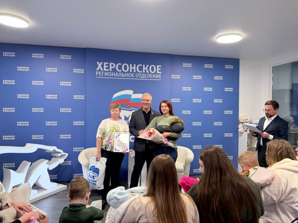 С молодыми мамами Херсонской области на площадке «Единой России» встретился глава региона С молодыми мамами Херсонской области на площадке «Единой России» встретился глава региона