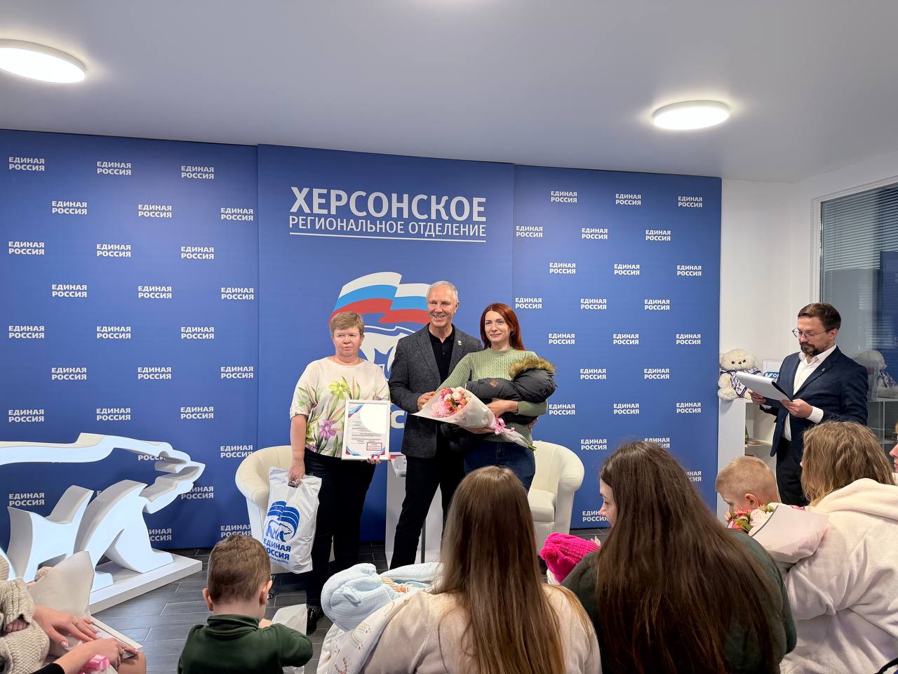 С молодыми мамами Херсонской области на площадке «Единой России» встретился глава региона С молодыми мамами Херсонской области на площадке «Единой России» встретился глава региона