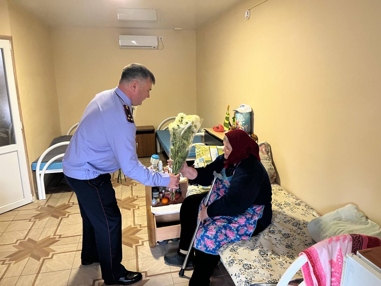 Коммунисты поздравили женщин области с самым теплым и добрым праздником Коммунисты поздравили женщин области с самым теплым и добрым праздником