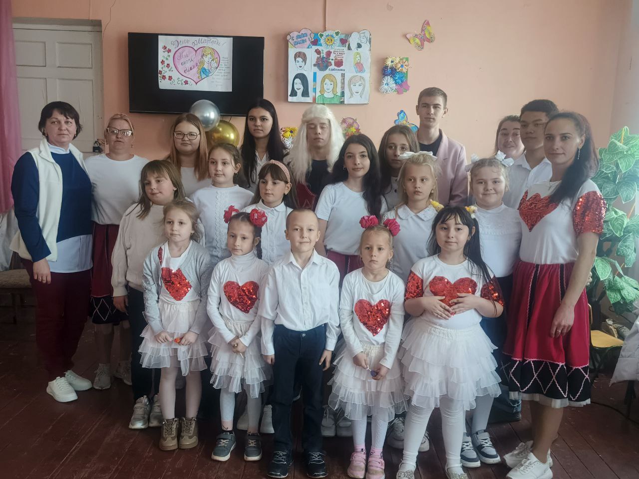 Творческий подарок для мам: в Новопавловском СК прошёл праздничный концерт Творческий подарок для мам: в Новопавловском СК прошёл праздничный концерт