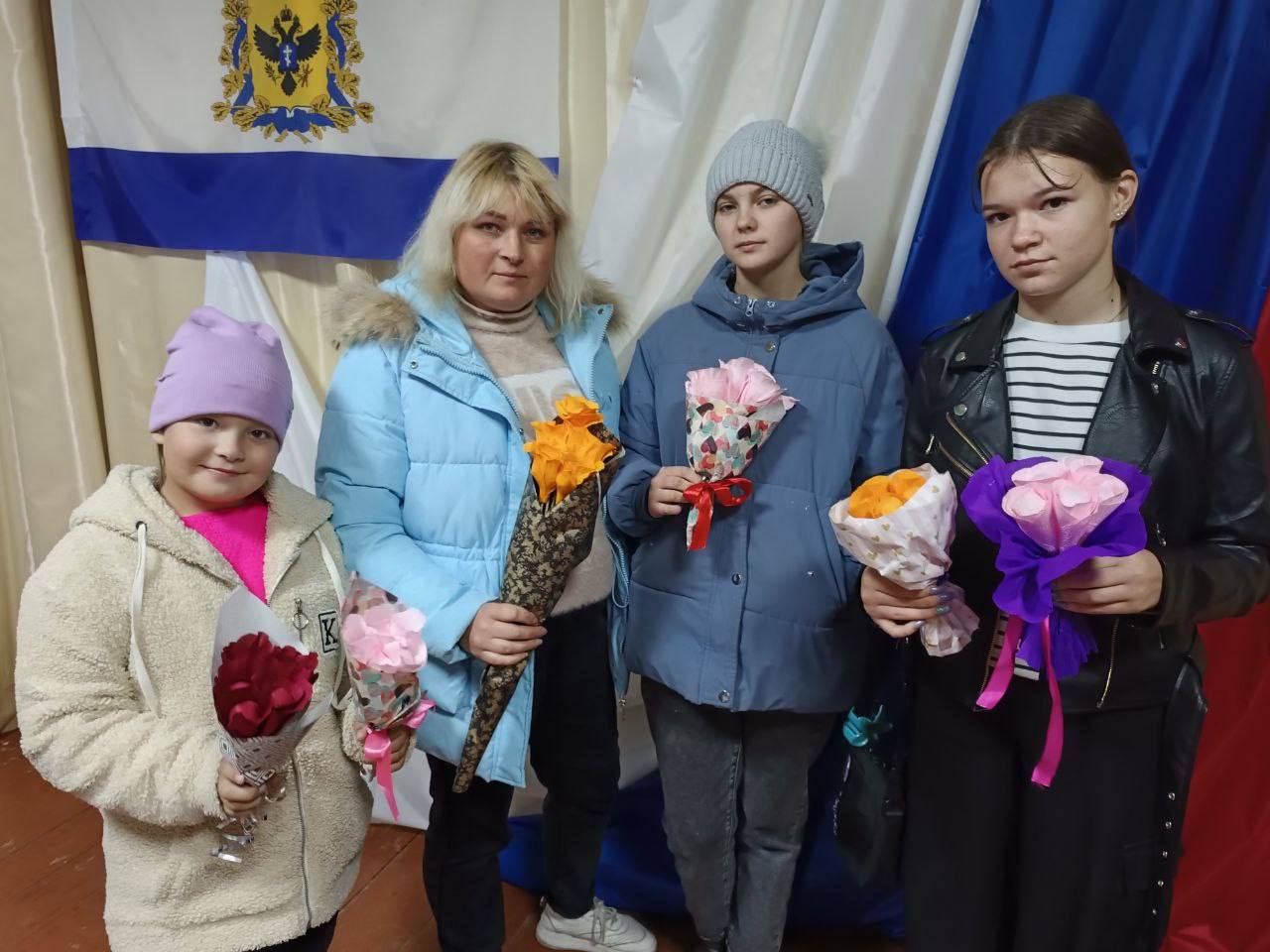 Активисты партии «Единая Россия» провели в селе Ивановка мастер-класс ко Дню матери Активисты партии «Единая Россия» провели в селе Ивановка мастер-класс ко Дню матери