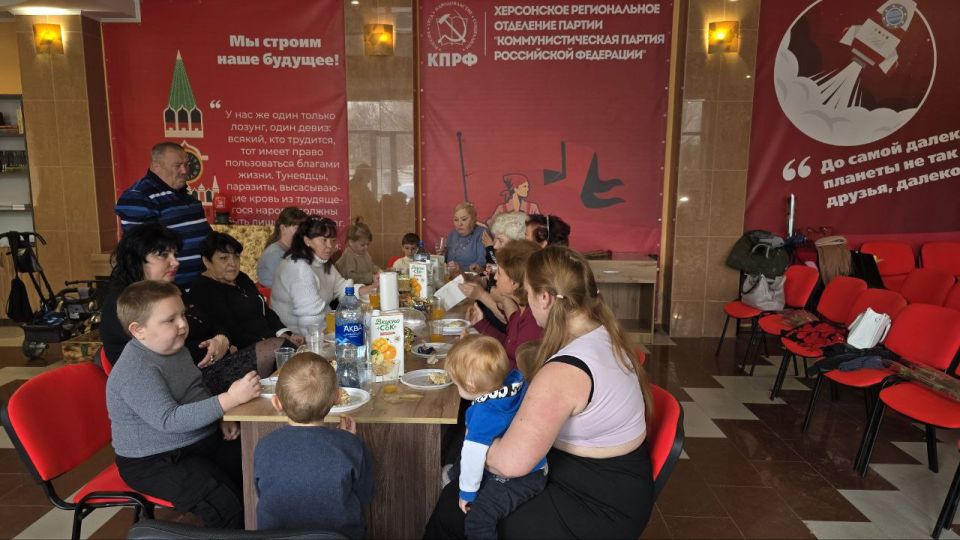 Геническое местное отделение КПРФ поздравили мам-коммунисток с Днем матери Геническое местное отделение КПРФ поздравили мам-коммунисток с Днем матери