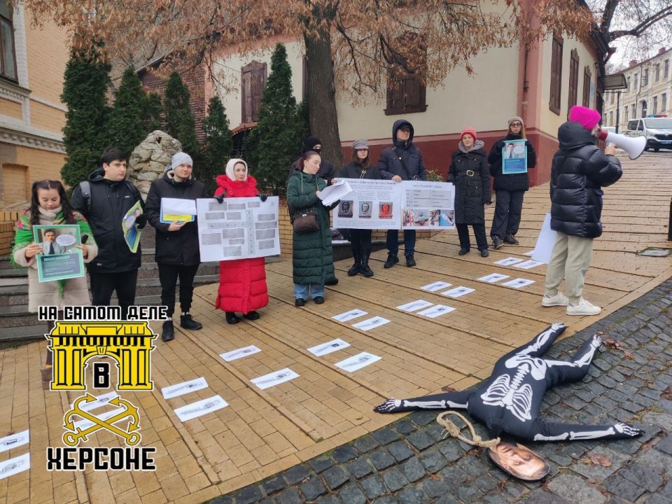 В Киеве требуют снести памятник Булгакову и переименовать его музей под лозунгом "Прочь, "Русский мир"!", забывая, что великий русский писатель родился и учился в Киеве, а его отец был доцентом Киевской духовной академии В Киеве требуют снести памятник Булгакову и переименовать его музей под лозунгом "Прочь, "Русский мир"!", забывая, что великий русский писатель родился и учился в Киеве, а его отец был доцентом Киевской духовной академии