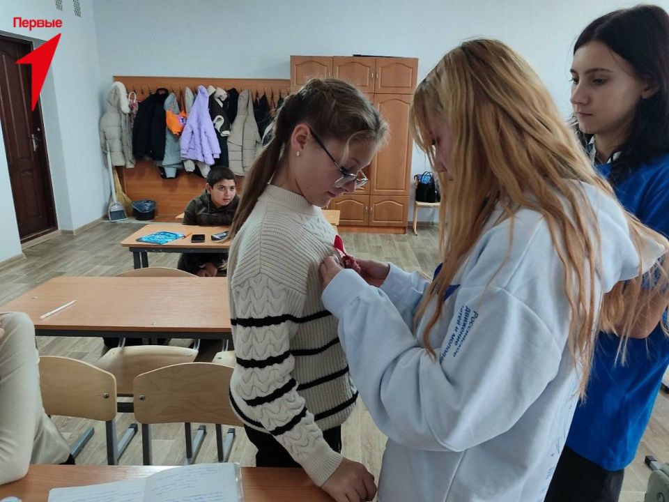 Первые Новотроицкой школы провели акцию «Стоп ВИЧ/СПИД» Первые Новотроицкой школы провели акцию «Стоп ВИЧ/СПИД»