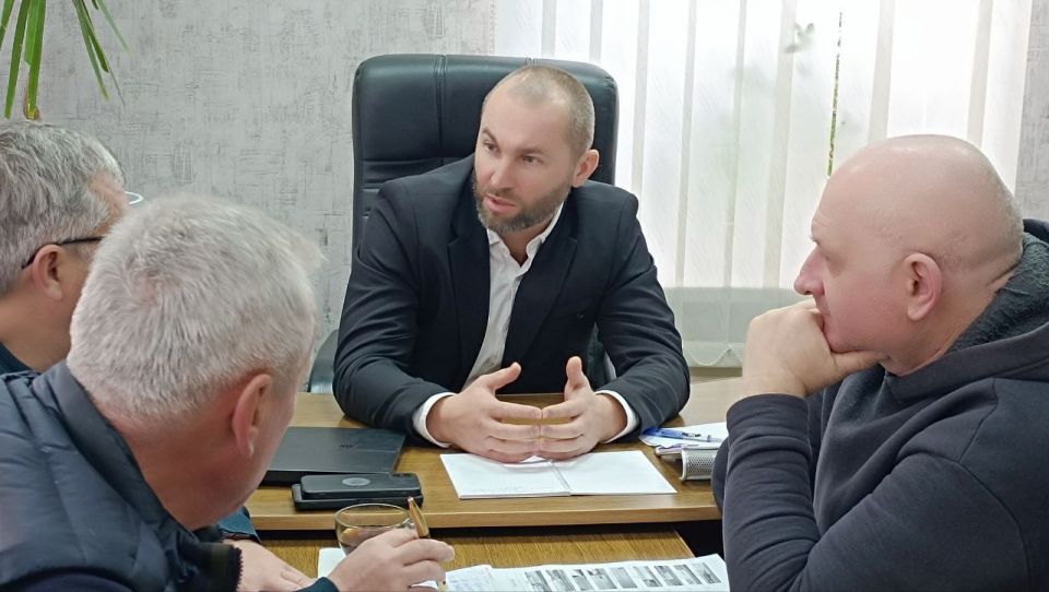 Глава Каховского округа провёл еженедельную планёрку с коммунальщиками Глава Каховского округа провёл еженедельную планёрку с коммунальщиками