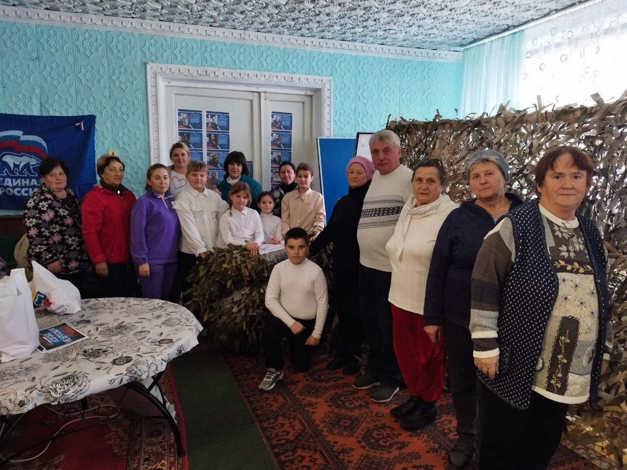 Участникам СВО, находящимся на Каховском направлении, передали маскировочные сети, церковную утварь и вязаные носки Участникам СВО, находящимся на Каховском направлении, передали маскировочные сети, церковную утварь и вязаные носки