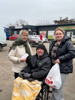 Первый секретарь Новотроицкого муниципального округа Наталья Нестеренко вместе с однопартийцами, в преддверии Международного дня инвалида адресно передали продуктовые наборы от КПРФ