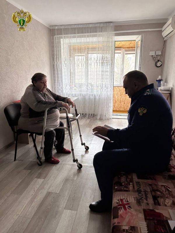 Первый заместитель прокурора Каланчакского района провел выездной прием маломобильных граждан Первый заместитель прокурора Каланчакского района провел выездной прием маломобильных граждан