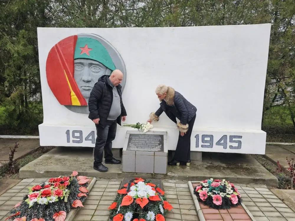 В Таврийске почтили память Неизвестного солдата В Таврийске почтили память Неизвестного солдата