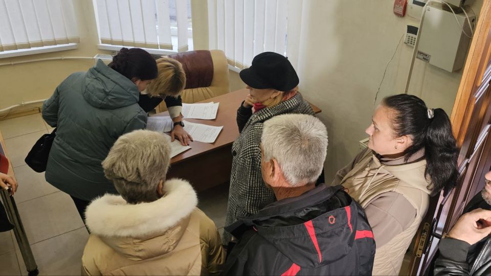 «Единая Россия» в день рождения партии открыла новую общественную приемную в Скадовске «Единая Россия» в день рождения партии открыла новую общественную приемную в Скадовске
