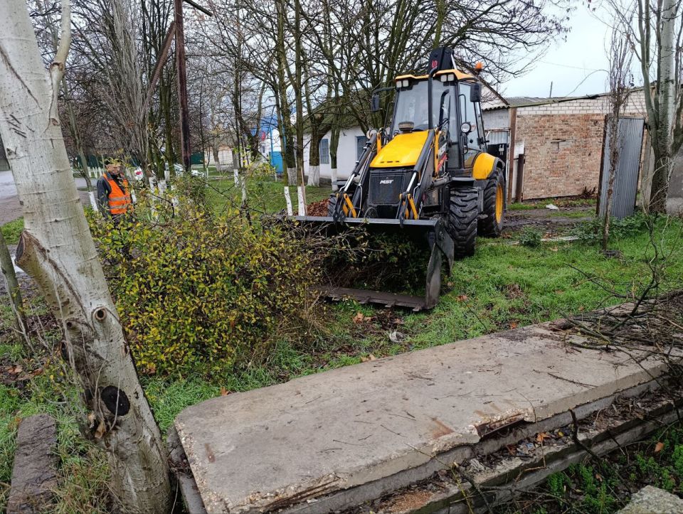 Работники МКУ «Горжилстрой» продолжают работы по благоустройству в населенных пунктах округа Работники МКУ «Горжилстрой» продолжают работы по благоустройству в населенных пунктах округа