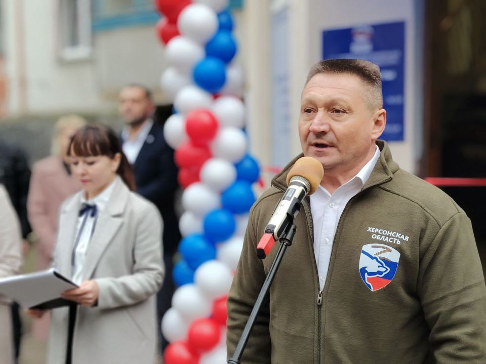 «Единая Россия» в день рождения партии открыла новую общественную приемную в Скадовске «Единая Россия» в день рождения партии открыла новую общественную приемную в Скадовске