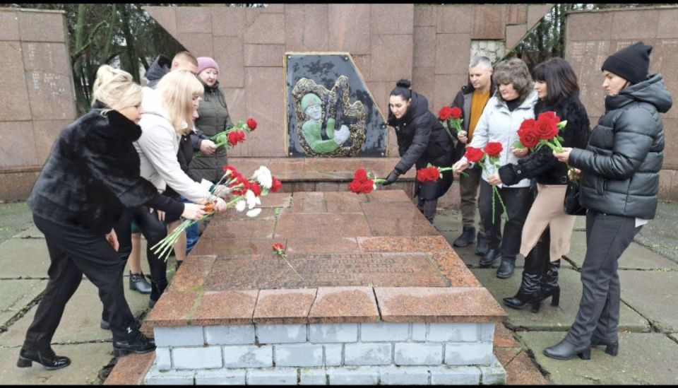 В День Неизвестного солдата памятные акции с участием депутатов и активистов «Единой России» проходят в большинстве округов Херсонской области В День Неизвестного солдата памятные акции с участием депутатов и активистов «Единой России» проходят в большинстве округов Херсонской области