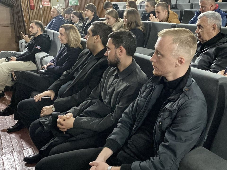 При поддержке «Единой России» в Херсонской области прошёл закрытый кинопоказ документального фильма «На СВОем месте» о специальной военной операции При поддержке «Единой России» в Херсонской области прошёл закрытый кинопоказ документального фильма «На СВОем месте» о специальной военной операции