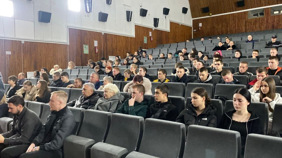 При поддержке «Единой России» в Херсонской области прошёл закрытый кинопоказ документального фильма «На СВОем месте» о специальной военной операции При поддержке «Единой России» в Херсонской области прошёл закрытый кинопоказ документального фильма «На СВОем месте» о специальной военной операции