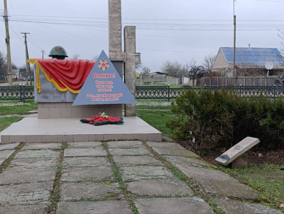 Сегодня, 3 декабря, в День Неизвестного Солдата, Голопристанский муниципальный округ вместе со всей Россией склонил головы в глубоком почтении перед подвигом павших героев, чьи имена остались неизвестными Сегодня, 3 декабря, в День Неизвестного Солдата, Голопристанский муниципальный округ вместе со всей Россией склонил головы в глубоком почтении перед подвигом павших героев, чьи имена остались неизвестными