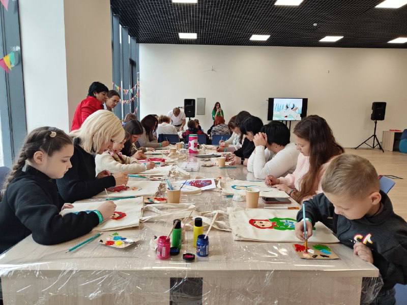 В Творческом поселке «Счастливцево» прошла акция «Портрет матери», посвященная женам и матерям защитникам Херсонщины В Творческом поселке «Счастливцево» прошла акция «Портрет матери», посвященная женам и матерям защитникам Херсонщины