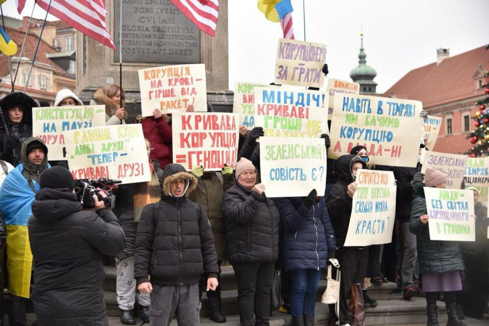 В Варшаве провели митинг-протест, направленный против проявлений коррупции в украинских властных структурах В Варшаве провели митинг-протест, направленный против проявлений коррупции в украинских властных структурах