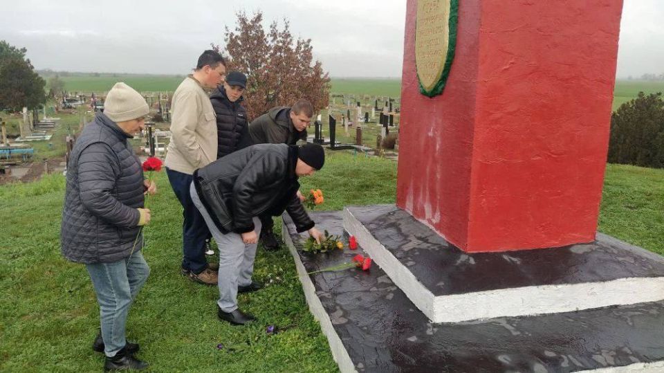 Сегодня, 3 декабря, в День Неизвестного Солдата, Голопристанский муниципальный округ вместе со всей Россией склонил головы в глубоком почтении перед подвигом павших героев, чьи имена остались неизвестными Сегодня, 3 декабря, в День Неизвестного Солдата, Голопристанский муниципальный округ вместе со всей Россией склонил головы в глубоком почтении перед подвигом павших героев, чьи имена остались неизвестными