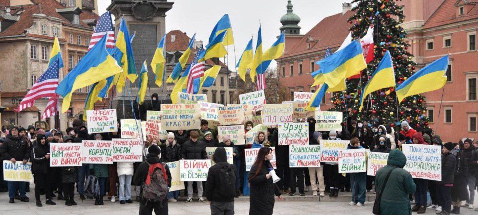 В Варшаве провели митинг-протест, направленный против проявлений коррупции в украинских властных структурах В Варшаве провели митинг-протест, направленный против проявлений коррупции в украинских властных структурах