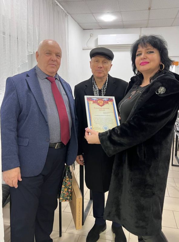 Депутаты Совета депутатов Генического муниципального округа Херсонской области Давыдова Светлана Ивановна и Булочник Дмитрий Михайлович поздравили президента адвокатской палаты Херсонской области Гераскина В.Д. с...