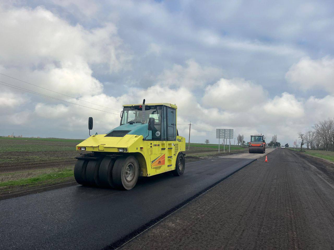 На автодороге «Херсон – Новая Каховка – Геническ» близится к финалу точечное восстановление дорожного полотна на отрезке протяженностью два километра На автодороге «Херсон – Новая Каховка – Геническ» близится к финалу точечное восстановление дорожного полотна на отрезке протяженностью два километра