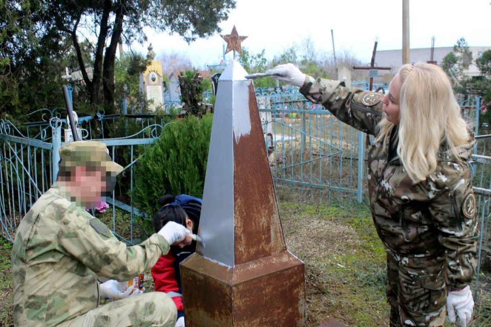 Сотрудники Росгвардии и волонтёры провели акцию по благоустройству воинских захоронений в Геническом округе ко Дню Неизвестного солдата Сотрудники Росгвардии и волонтёры провели акцию по благоустройству воинских захоронений в Геническом округе ко Дню Неизвестного солдата