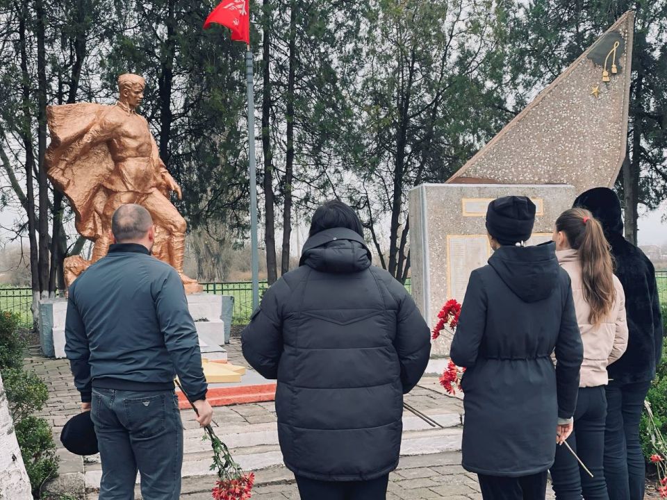 День памяти и благодарности: в Алешкинском округе почтили Неизвестного солдата День памяти и благодарности: в Алешкинском округе почтили Неизвестного солдата
