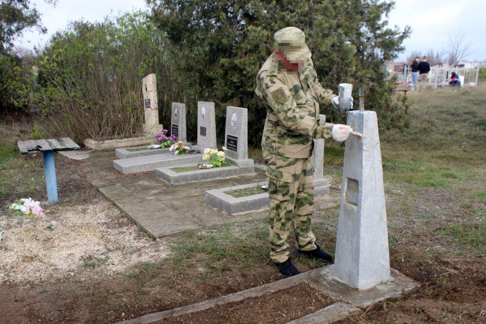 Сотрудники Росгвардии и волонтёры провели акцию по благоустройству воинских захоронений в Геническом округе ко Дню Неизвестного солдата Сотрудники Росгвардии и волонтёры провели акцию по благоустройству воинских захоронений в Геническом округе ко Дню Неизвестного солдата
