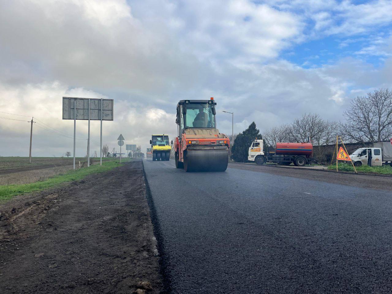 На автодороге «Херсон – Новая Каховка – Геническ» близится к финалу точечное восстановление дорожного полотна на отрезке протяженностью два километра На автодороге «Херсон – Новая Каховка – Геническ» близится к финалу точечное восстановление дорожного полотна на отрезке протяженностью два километра