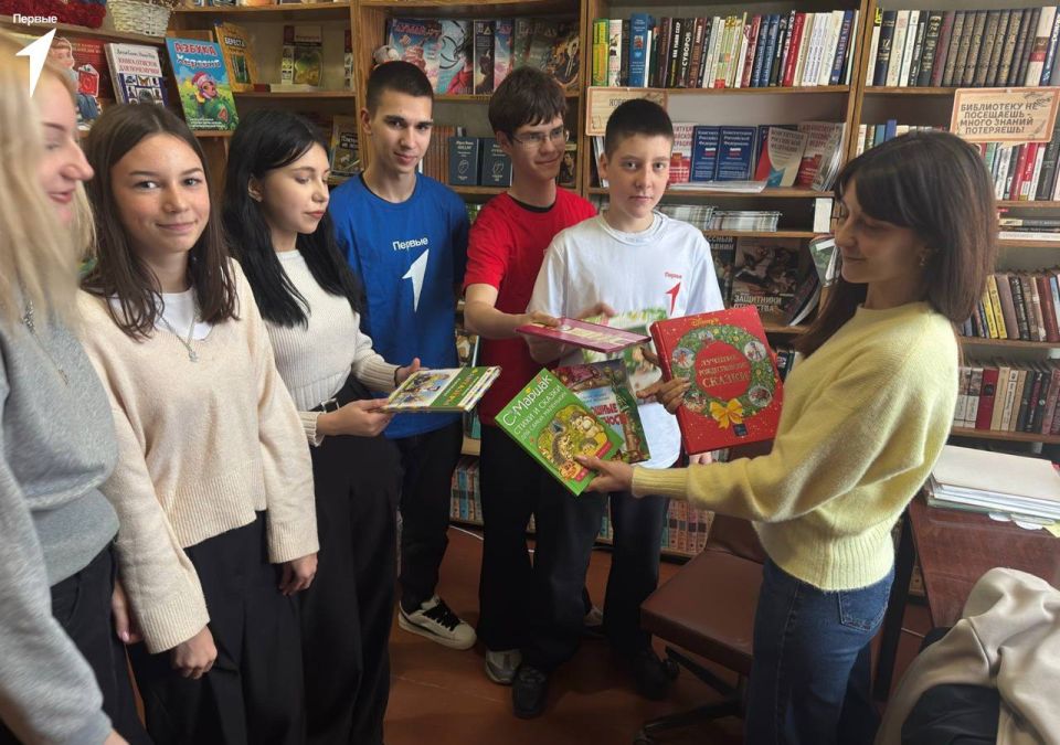 Добро Первых. Активисты Движения Первых Асканийской школы Чаплинского округа подарили книги школьной библиотеке в рамках акции «Неделя добрых дел» Добро Первых. Активисты Движения Первых Асканийской школы Чаплинского округа подарили книги школьной библиотеке в рамках акции «Неделя добрых дел»