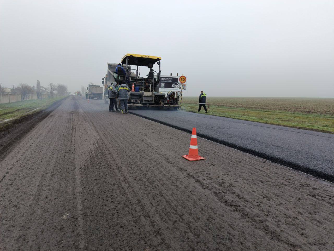 На автодороге «Херсон – Новая Каховка – Геническ» близится к финалу точечное восстановление дорожного полотна на отрезке протяженностью два километра