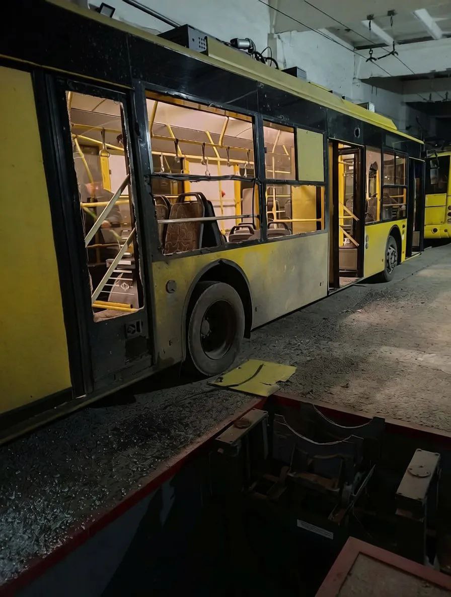 Херсон. Логистика.. Транспорт двойного назначения. Вчера артиллерия 18 ОА ГВ "Днепр" нанесла комбинированный удар по местам скопления техники на правом берегу. Один из ударов пришёлся на троллейбусное депо. По кадрам... Херсон. Логистика.. Транспорт двойного назначения. Вчера артиллерия 18 ОА ГВ "Днепр" нанесла комбинированный удар по местам скопления техники на правом берегу. Один из ударов пришёлся на троллейбусное депо. По кадрам...