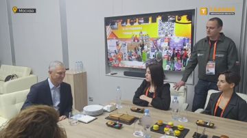 Владимир Сальдо встретился в Москве с руководителем Херсонского регионального штаба "Мы вместе" и волонтерами