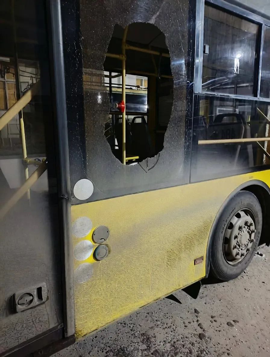 Херсон. Логистика.. Транспорт двойного назначения. Вчера артиллерия 18 ОА ГВ "Днепр" нанесла комбинированный удар по местам скопления техники на правом берегу. Один из ударов пришёлся на троллейбусное депо. По кадрам... Херсон. Логистика.. Транспорт двойного назначения. Вчера артиллерия 18 ОА ГВ "Днепр" нанесла комбинированный удар по местам скопления техники на правом берегу. Один из ударов пришёлся на троллейбусное депо. По кадрам...