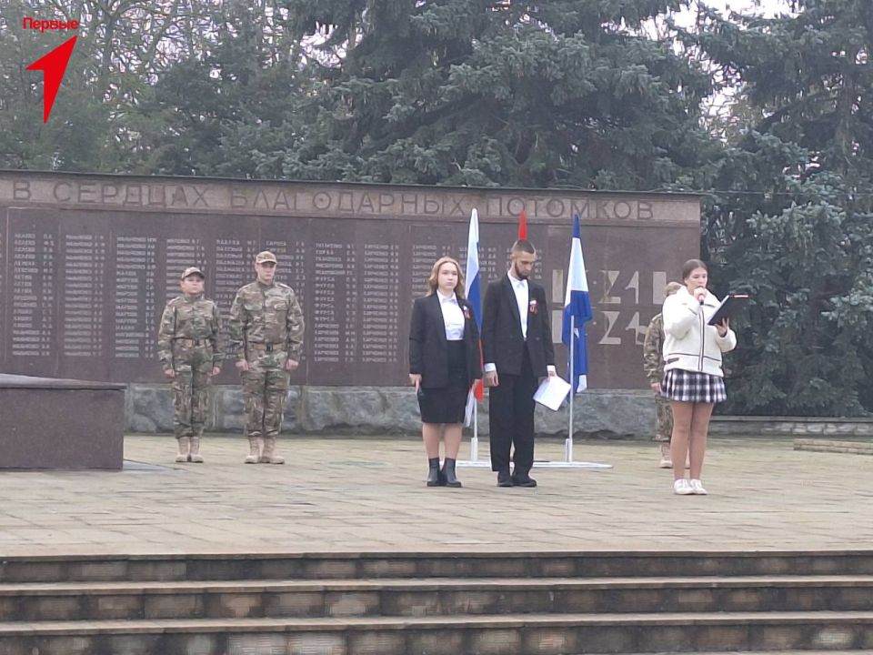 Первые Чаплинской школы № 1 почтили память воинов в честь Дня Неизвестного Солдата Первые Чаплинской школы № 1 почтили память воинов в честь Дня Неизвестного Солдата