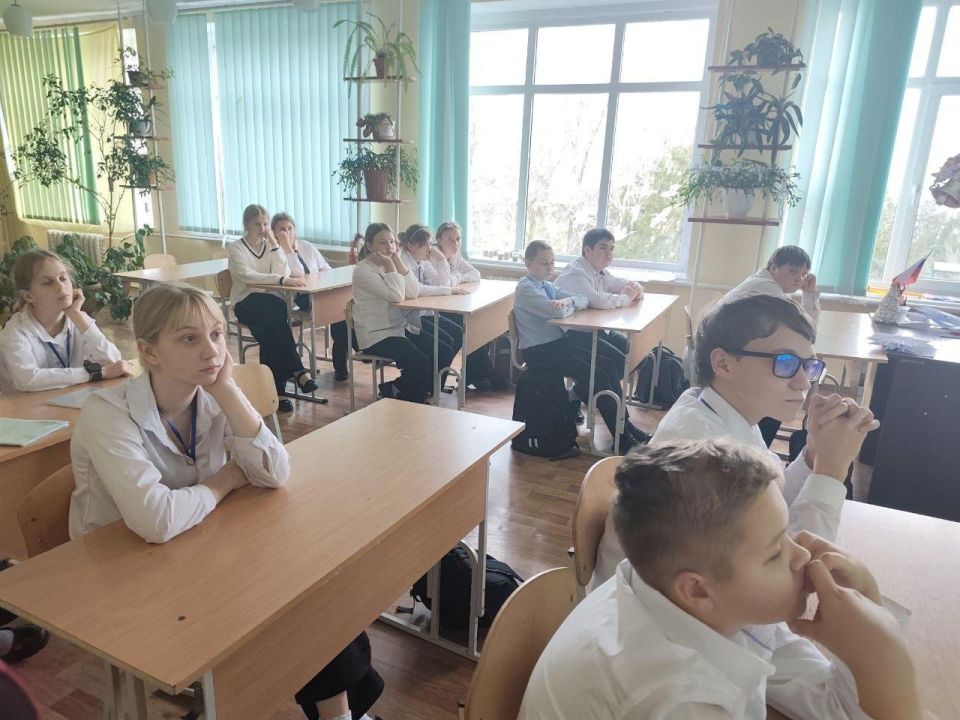 В Приморской школе прошла лекция о добровольчестве и любви к Родине В Приморской школе прошла лекция о добровольчестве и любви к Родине