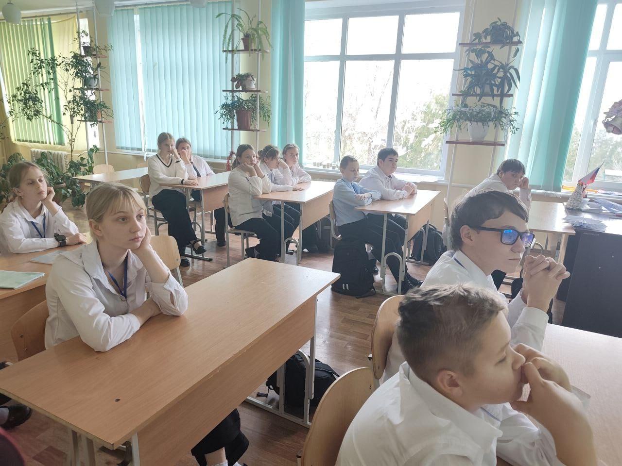 В Приморской школе прошла лекция о добровольчестве и любви к Родине В Приморской школе прошла лекция о добровольчестве и любви к Родине