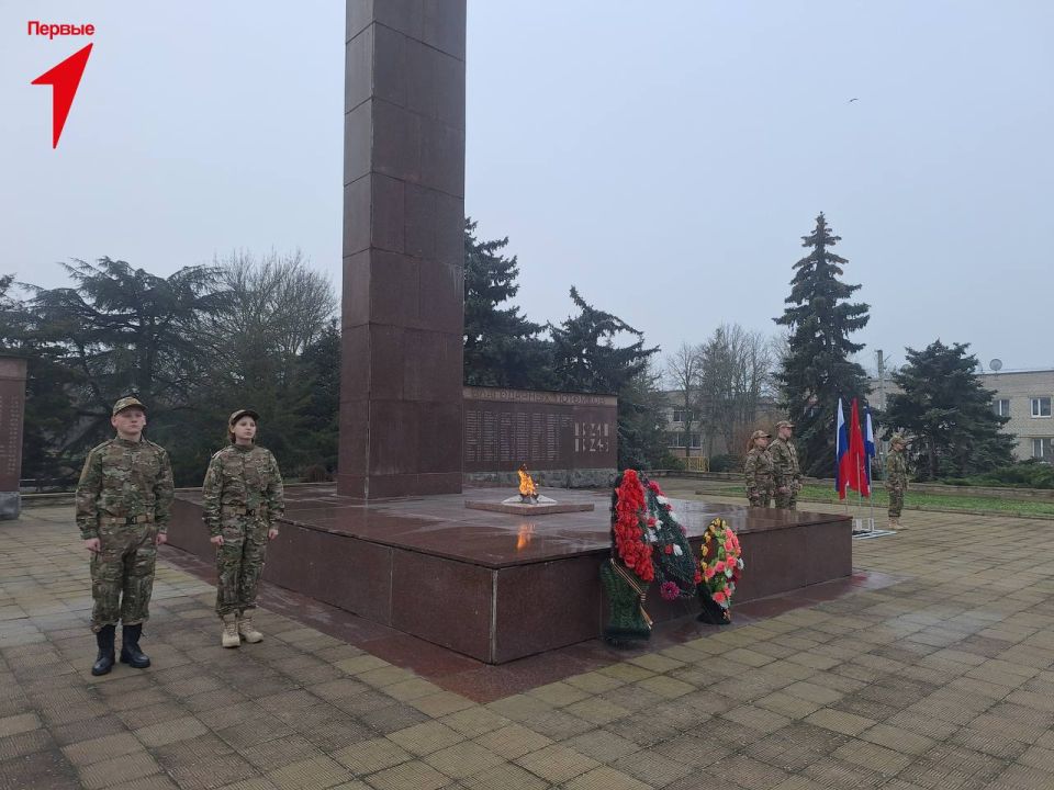 Первые Чаплинской школы № 1 почтили память воинов в честь Дня Неизвестного Солдата Первые Чаплинской школы № 1 почтили память воинов в честь Дня Неизвестного Солдата