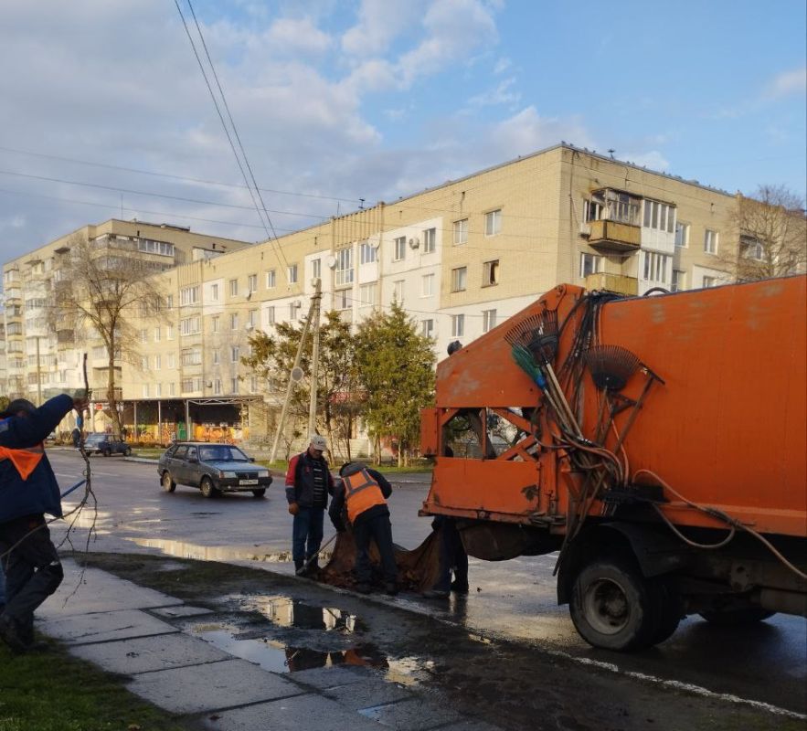Каждое утро коммунальные работники Каховки выходят на улицы, чтобы поддерживать чистоту и порядок в нашем городе Каждое утро коммунальные работники Каховки выходят на улицы, чтобы поддерживать чистоту и порядок в нашем городе
