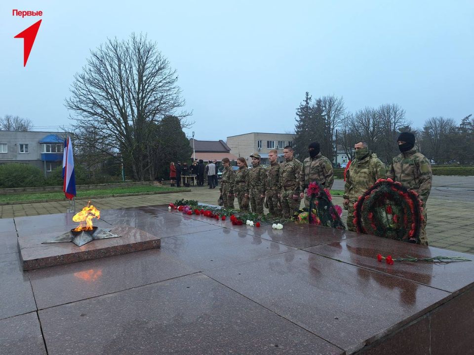 Первые Чаплинской школы № 1 почтили память воинов в честь Дня Неизвестного Солдата Первые Чаплинской школы № 1 почтили память воинов в честь Дня Неизвестного Солдата