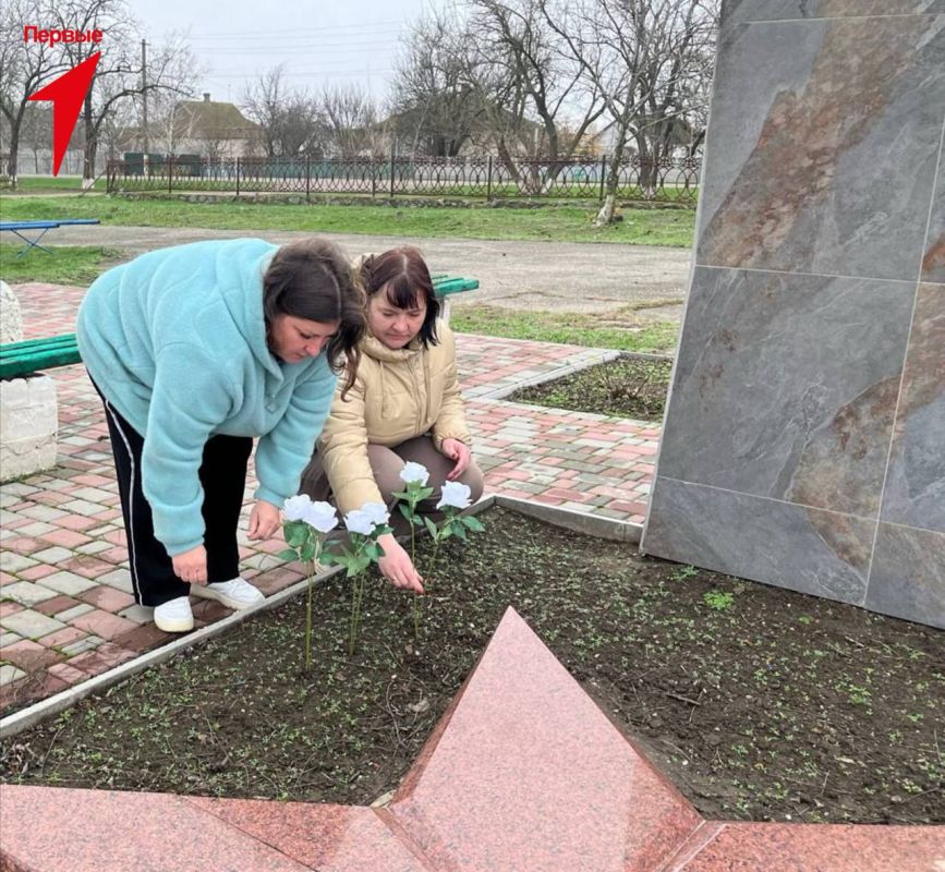 Первые Петровской школы возложили цветы к мемориалу в День Неизвестного Солдата Первые Петровской школы возложили цветы к мемориалу в День Неизвестного Солдата