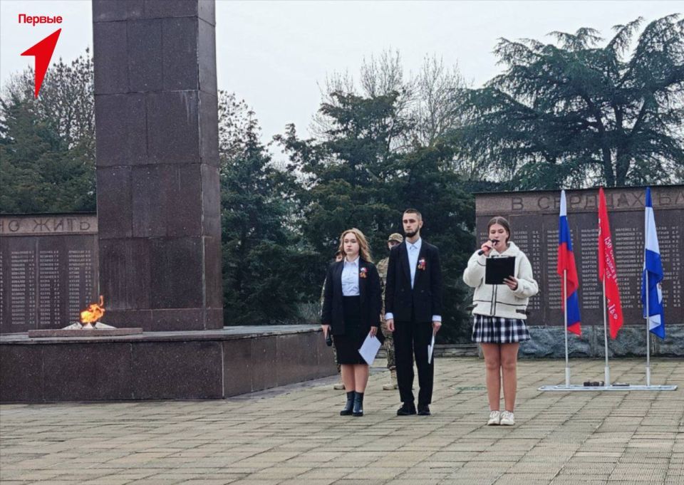 Первые Чаплинской школы № 1 почтили память воинов в честь Дня Неизвестного Солдата Первые Чаплинской школы № 1 почтили память воинов в честь Дня Неизвестного Солдата