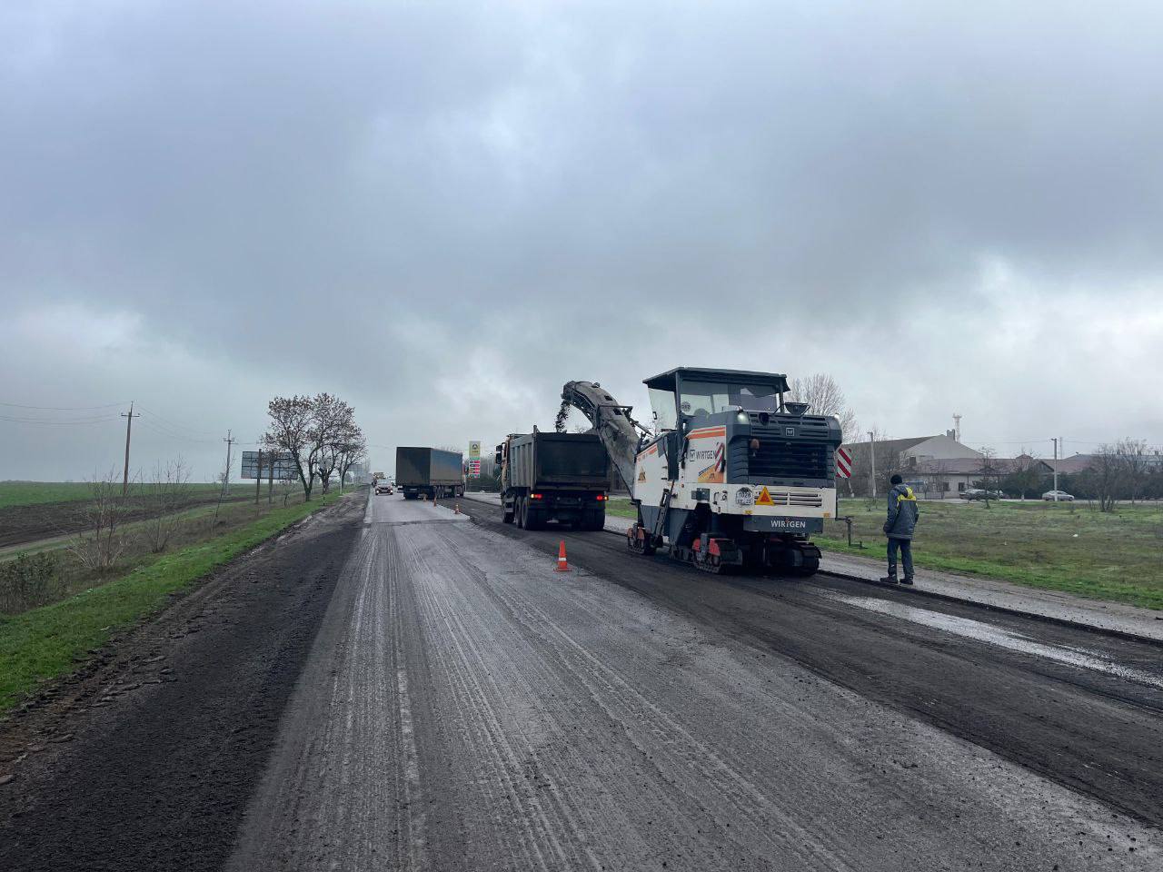 На автодороге «Херсон – Новая Каховка – Геническ» близится к финалу точечное восстановление дорожного полотна на отрезке протяженностью два километра На автодороге «Херсон – Новая Каховка – Геническ» близится к финалу точечное восстановление дорожного полотна на отрезке протяженностью два километра